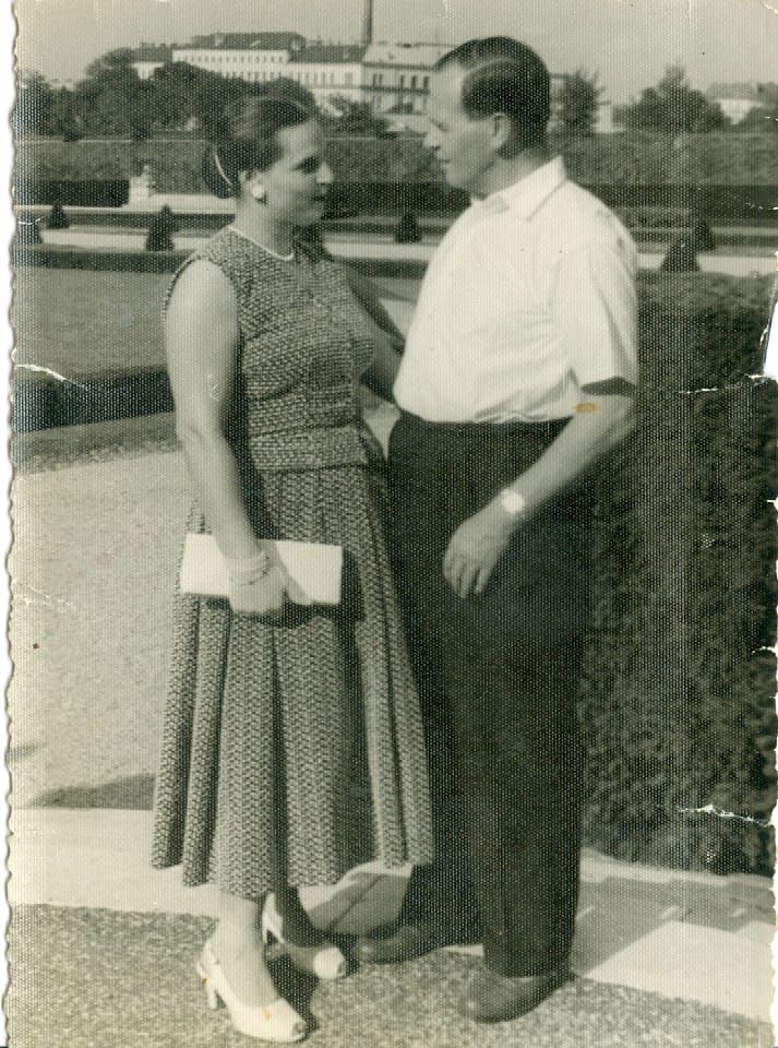 Meine Großeltern, um 1955: ein Paar im Sommerkleid und weißen Hemd, das sich in einem Park anschaut