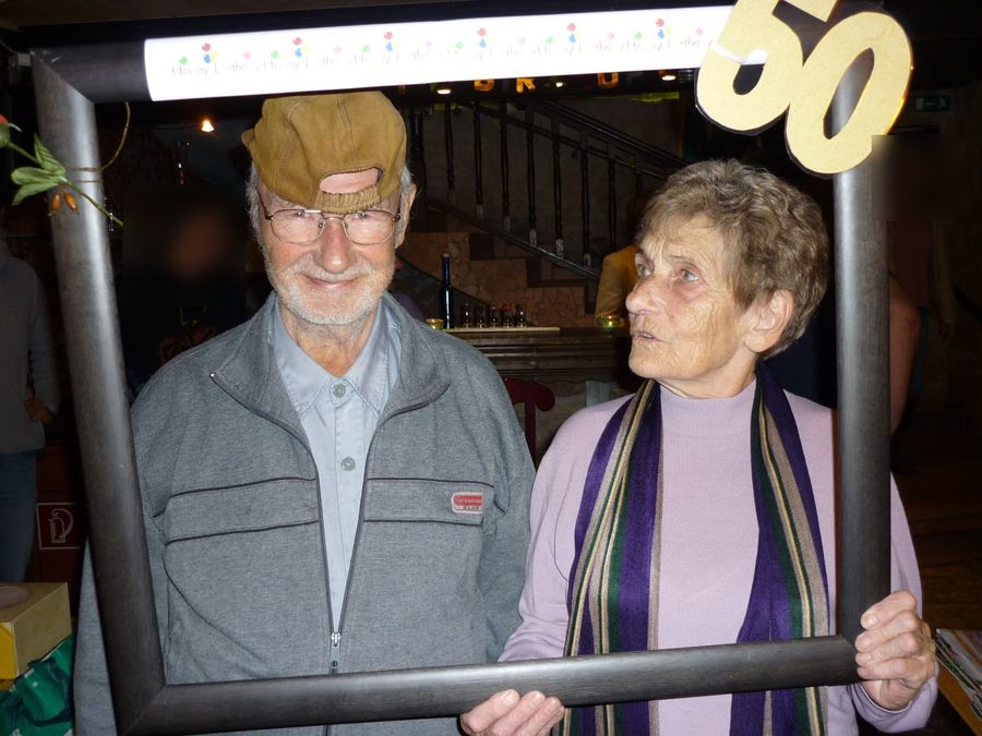 Meine anderen Großeltern, 2010: ein älteres Paar lachend in einem Fotorahmen bei einer Geburtstagsfeier