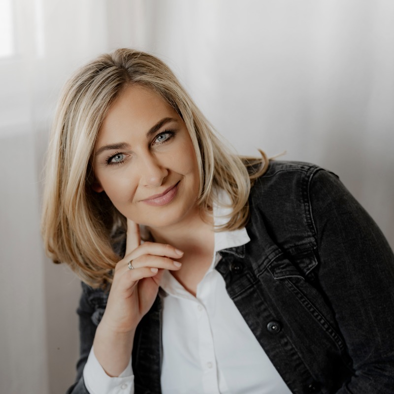 Sabine Schuster — Inventarin & Betriebssystem-Architektin, freundlicher Direktblick